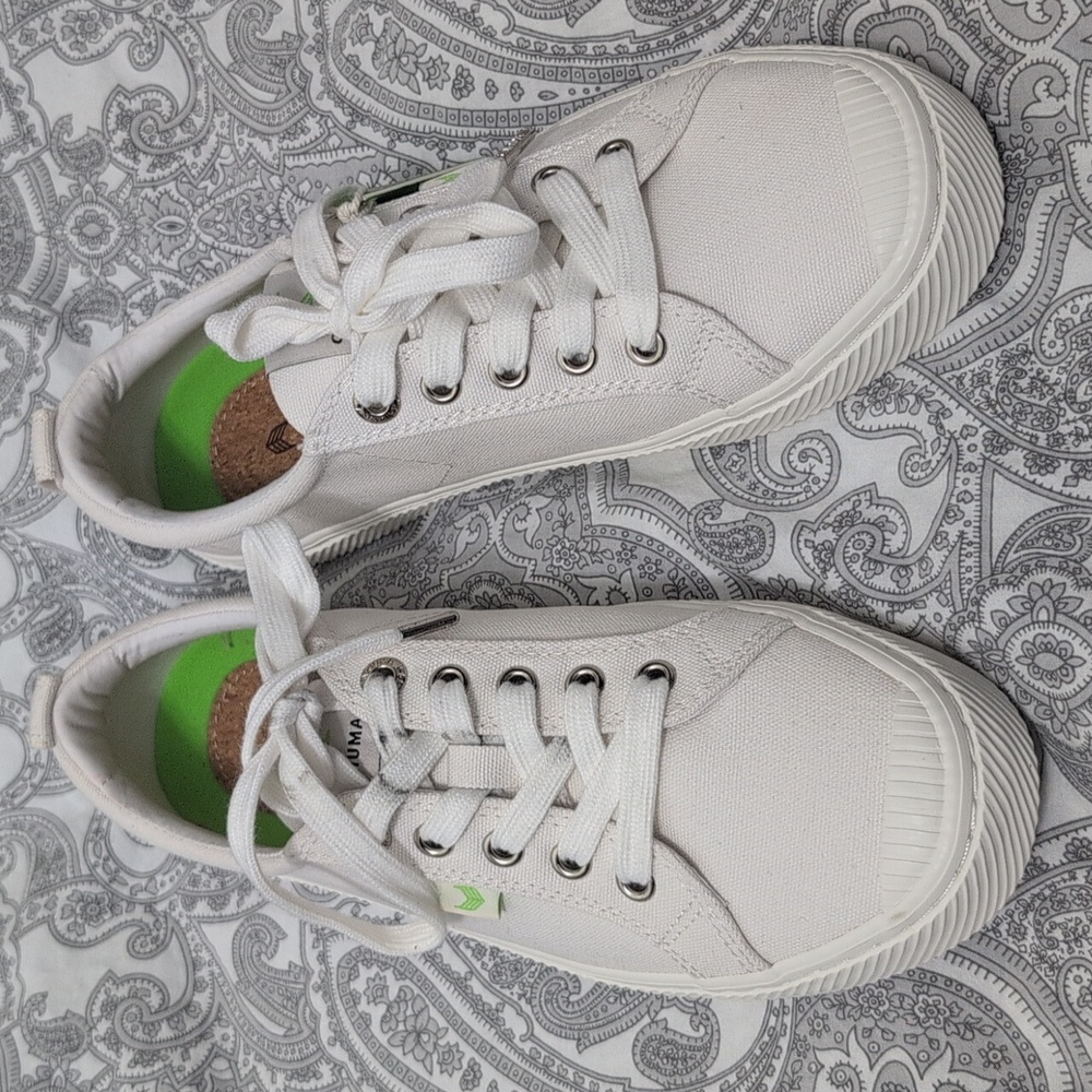 Cariuma white sneakers